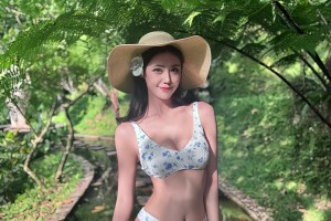 便宜林葳那小子了！女篮美女球员卓识的玩水照：夏天来了